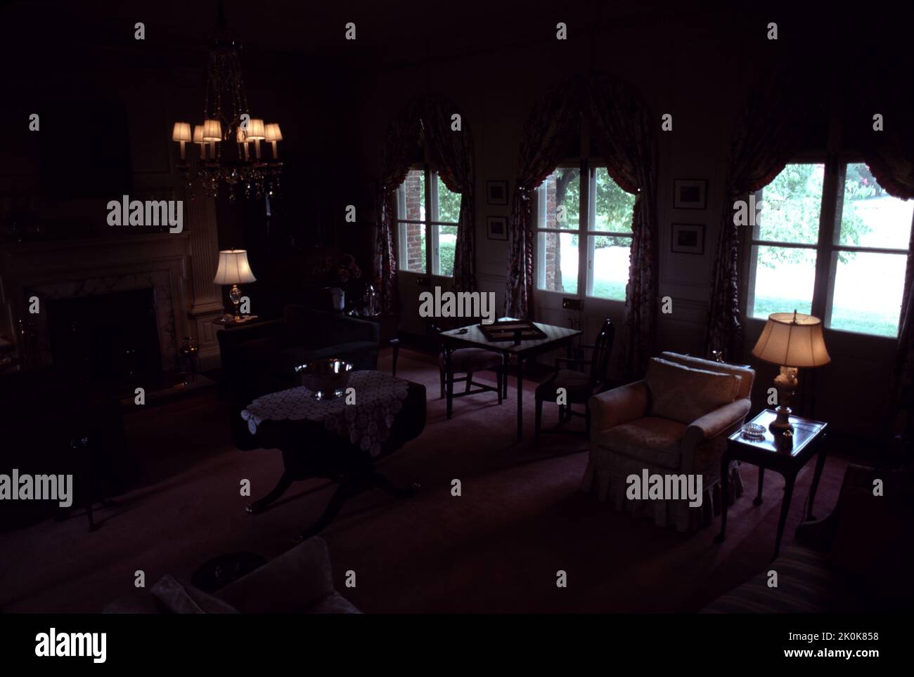Williamsburg, Virginia. STATI UNITI. 9/1993. Costruito intorno al 1755. Carter’s Grove Planation era veramente una grande signora della Virginia coloniale che doveva vedere le alture del 17th ° secolo coloniale America e le devastazioni del 21st ° secolo di tempo, natura e la riparazione che prende il suo tributo. Le immagini che vedi mostrano lo stile di vita di uno degli ultimi proprietari di carter’s Grove, circa il 1928, presi negli anni ’1993…un momento in cui un visitatore poteva godere di un tocco di ricchezza dell’ultimo benefattore di carter’s Grove. Carter’s Grove Plantation chiuse le porte alla visione pubblica nel 2003. Costruire per carter Burwell. Foto Stock