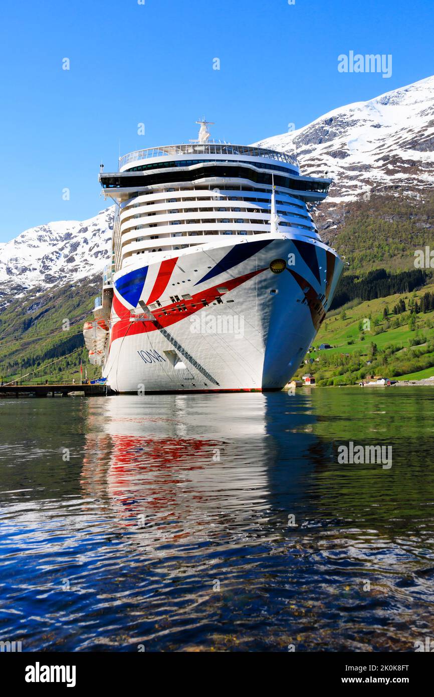 P&o nave da crociera, MS Iona, ormeggiato nel fiordo di Olden, Norvegia Foto Stock