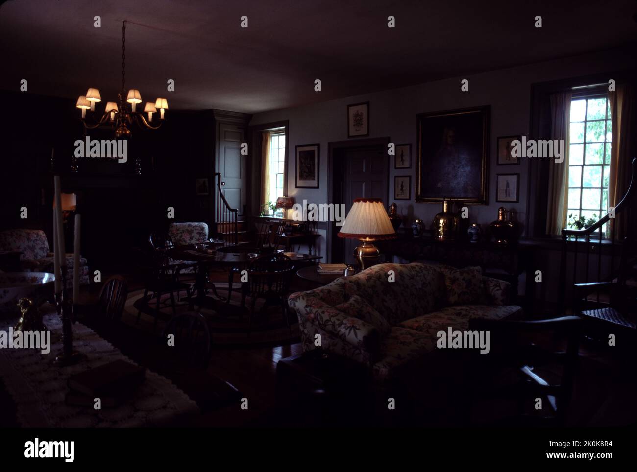 Williamsburg, Virginia. STATI UNITI. 9/1993. Costruito intorno al 1755. Carter’s Grove Planation era veramente una grande signora della Virginia coloniale che doveva vedere le alture del 17th ° secolo coloniale America e le devastazioni del 21st ° secolo di tempo, natura e la riparazione che prende il suo tributo. Le immagini che vedi mostrano lo stile di vita di uno degli ultimi proprietari di carter’s Grove, circa il 1928, presi negli anni ’1993…un momento in cui un visitatore poteva godere di un tocco di ricchezza dell’ultimo benefattore di carter’s Grove. Carter’s Grove Plantation chiuse le porte alla visione pubblica nel 2003. Costruire per carter Burwell. Foto Stock