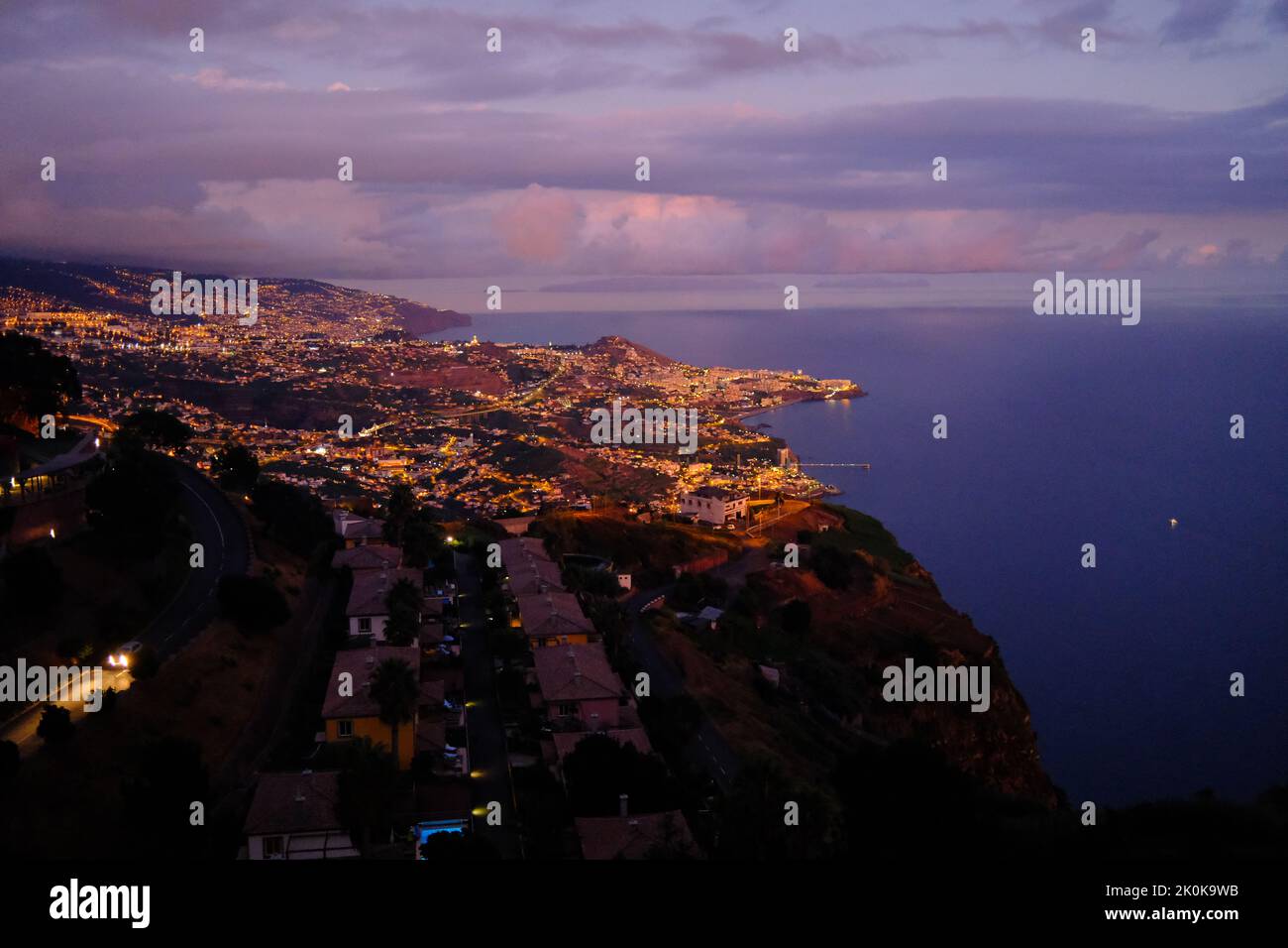 Vista notturna di Funchal, Madeira. Portogallo Foto Stock