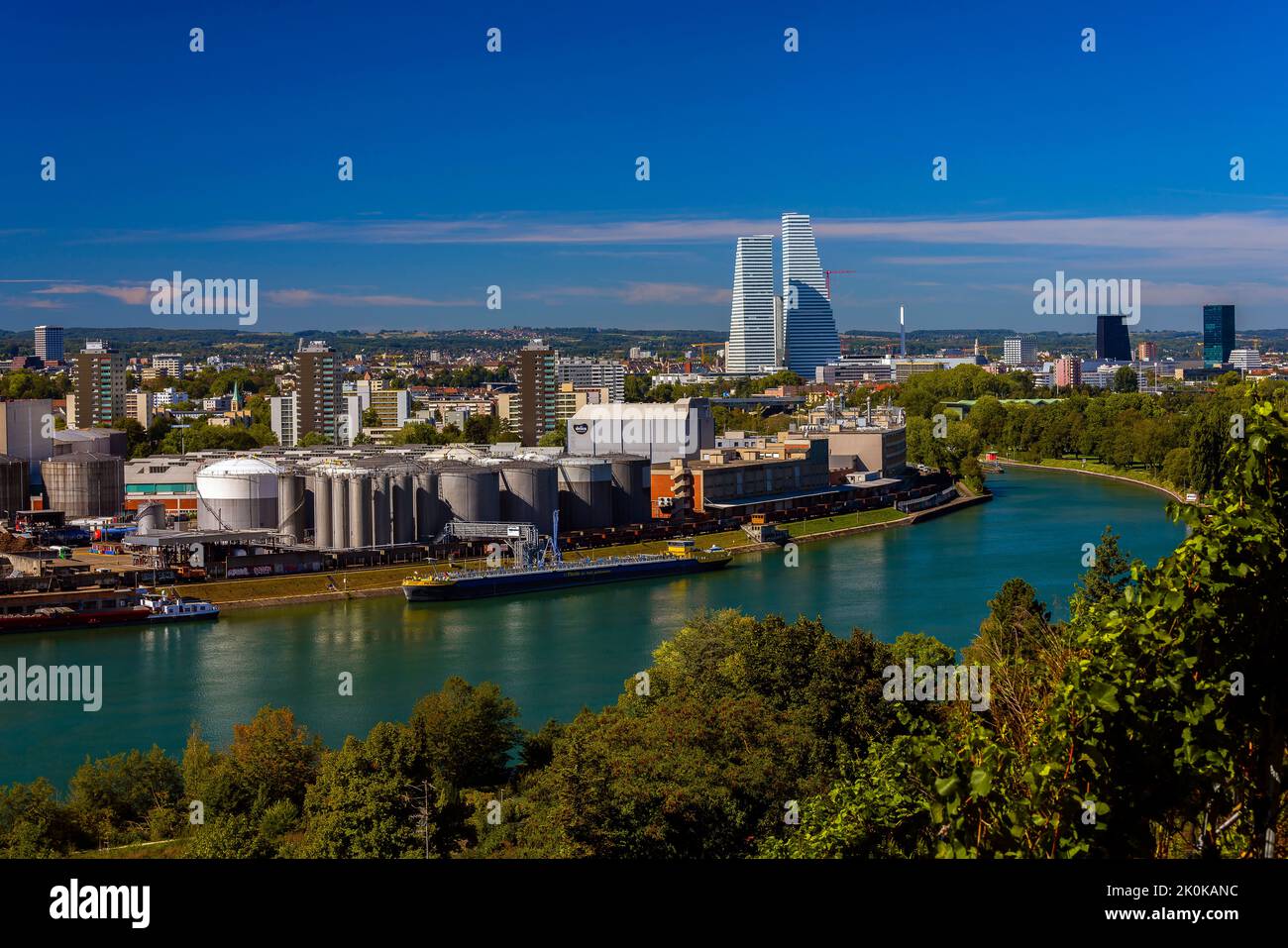Lo skyline di Basilea è cambiato radicalmente con la costruzione delle Roche Towers, gli edifici più alti della Svizzera. Foto Stock