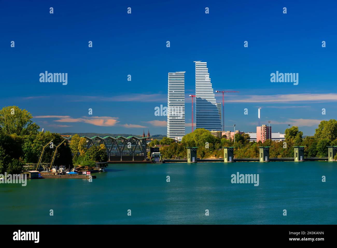 Lo skyline di Basilea è cambiato radicalmente con la costruzione delle Roche Towers, gli edifici più alti della Svizzera. Foto Stock