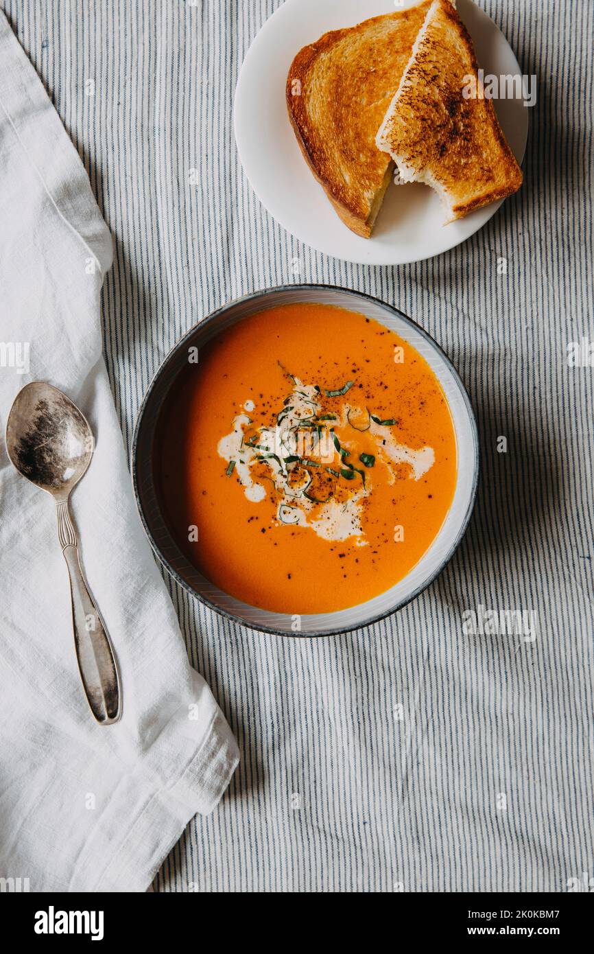 Una ciotola di zuppa di pomodoro e un toastie formaggio Foto Stock
