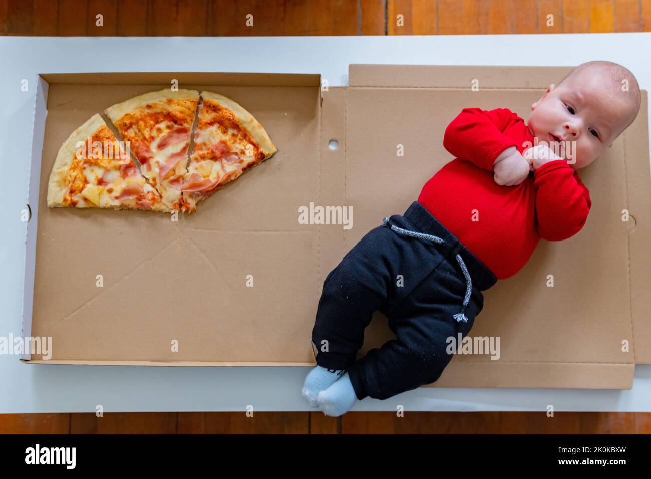3 mese di riposo del bambino con una pizza, ritratto creativo Foto Stock