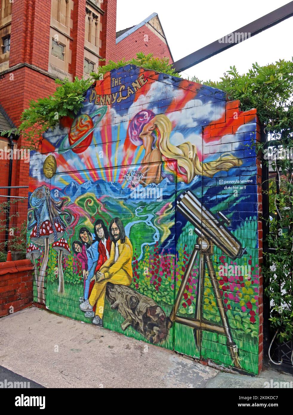 The Penny Lane wine bar, table end painting of the Beatles, John Lennon, Paul McCartney, George Harrison, Ringo Starr, 116 Penny Ln, Liverpool L18 1DQ Foto Stock
