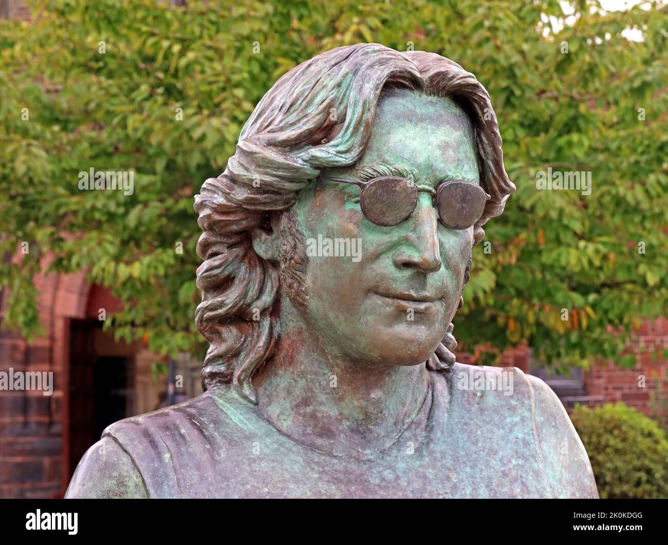 John Lennon 'Imagine' statua di bronzo segno di pace, di Laura Lian, ai piedi di Penny Lane, St Barnabos Church, Liverpool, Merseyside, Inghilterra, REGNO UNITO, L18 Foto Stock