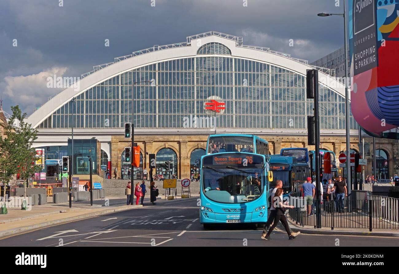 Trasporto integrato, treni, treni e autobus, la stazione di Lime Street e gli autobus arriva, Queen Square Foto Stock