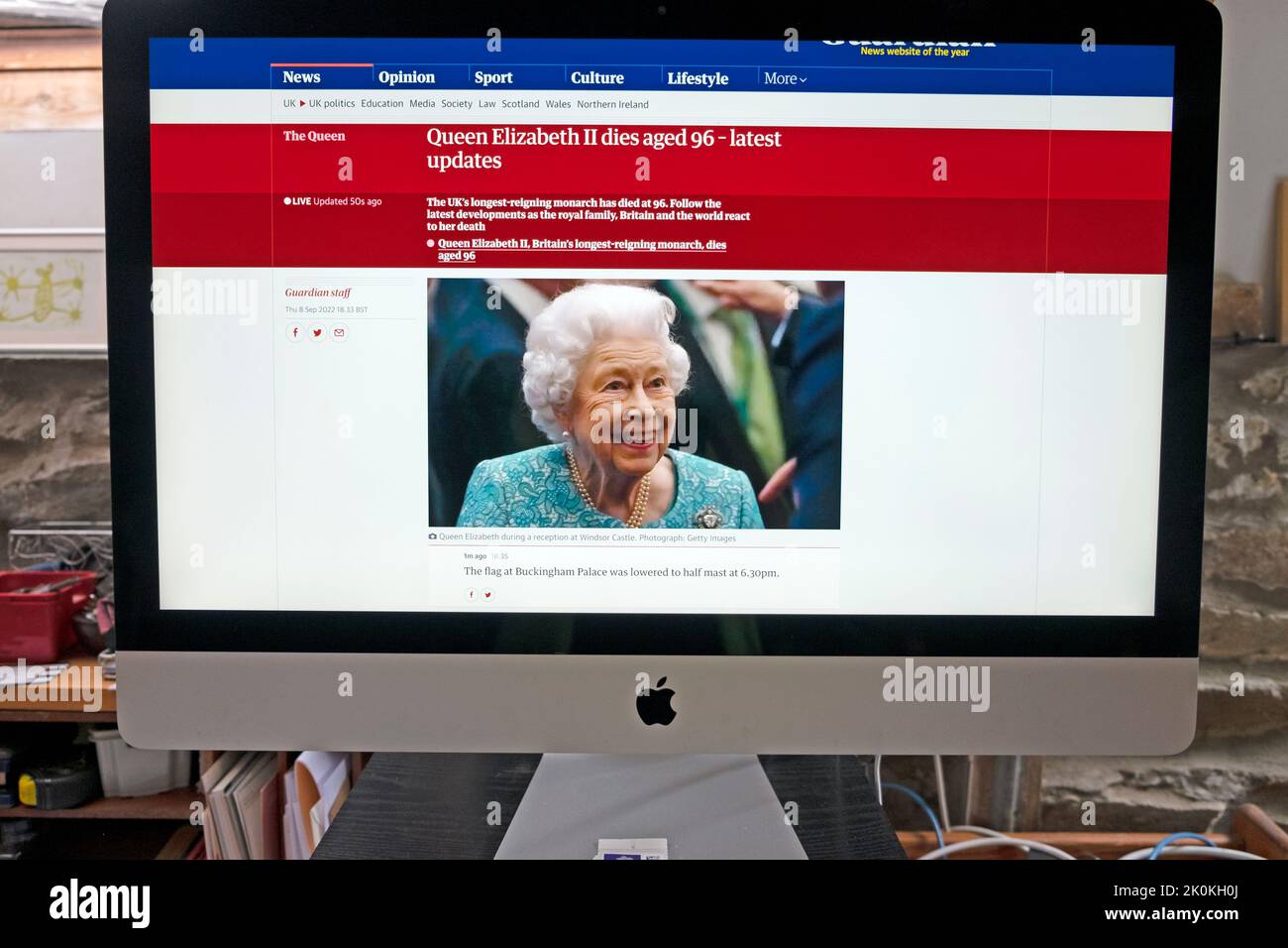 La morte della regina Elisabetta II ha annunciato sul sito web Guardian giornale su desktop home computer schermo il giorno in cui muore il 8th settembre 2022 in Regno Unito Foto Stock