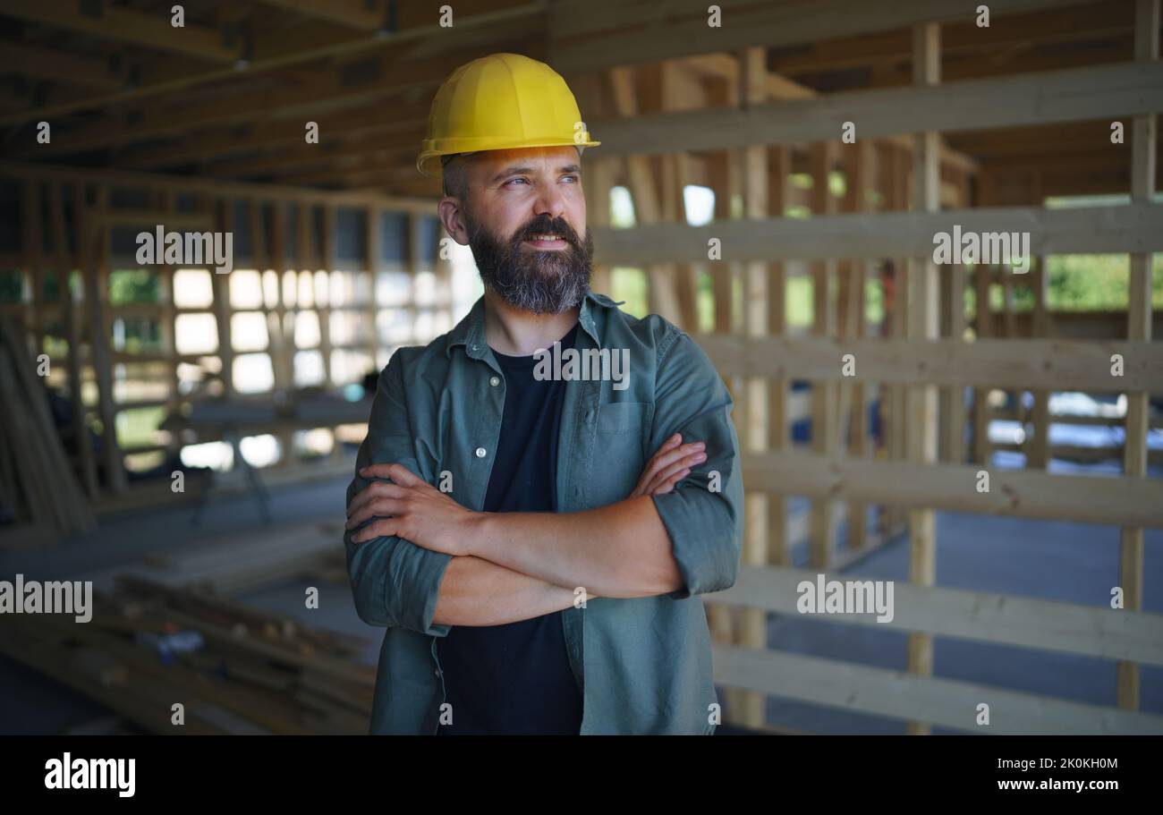 Ritratto del lavoratore di costruzione sorridente e guardando la macchina fotografica, fai da te concetto di case eco-friendly. Foto Stock