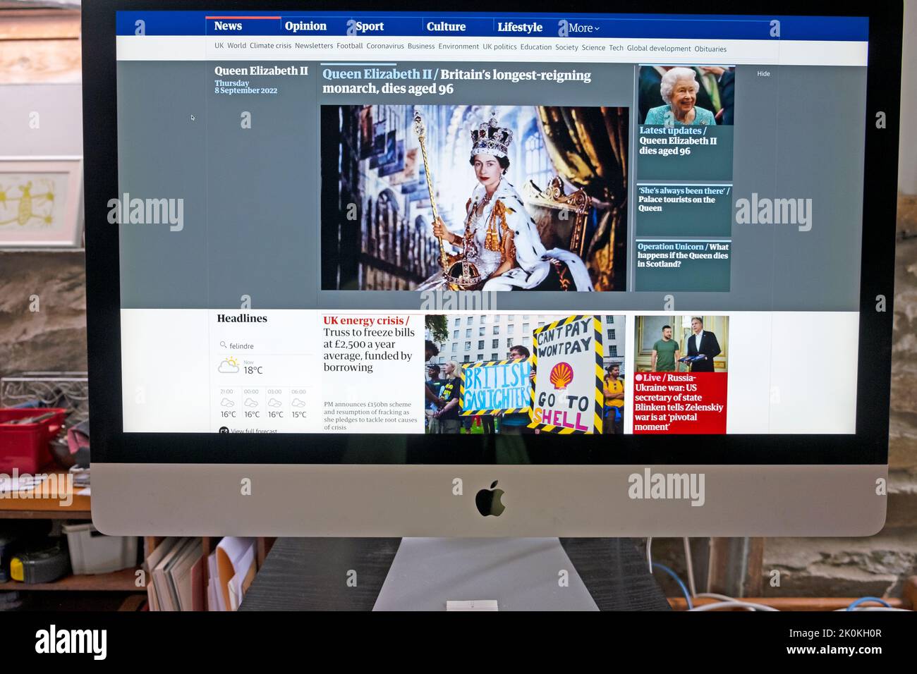 La morte della regina Elisabetta II ha annunciato sul sito web Guardian giornale su desktop home computer schermo il giorno in cui muore il 8th settembre 2022 in Regno Unito Foto Stock