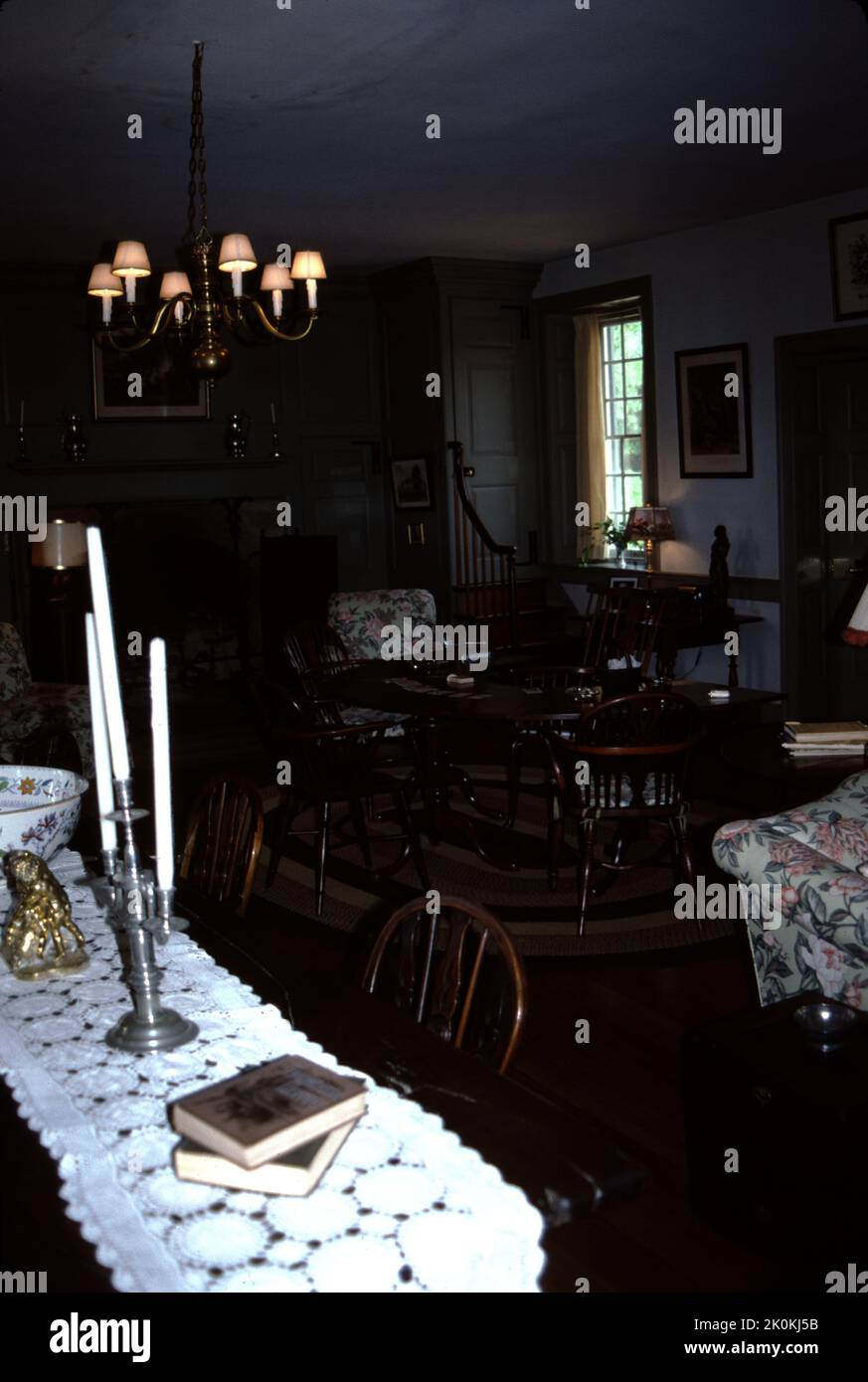 Williamsburg, Virginia. STATI UNITI. 9/1993. Costruito intorno al 1755. Carter’s Grove Planation era veramente una grande signora della Virginia coloniale che doveva vedere le alture del 17th ° secolo coloniale America e le devastazioni del 21st ° secolo di tempo, natura e la riparazione che prende il suo tributo. Le immagini che vedi mostrano lo stile di vita di uno degli ultimi proprietari di carter’s Grove, circa il 1928, presi negli anni ’1993…un momento in cui un visitatore poteva godere di un tocco di ricchezza dell’ultimo benefattore di carter’s Grove. Carter’s Grove Plantation chiuse le porte alla visione pubblica nel 2003. Costruire per carter Burwell. Foto Stock