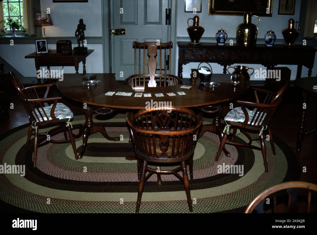 Williamsburg, Virginia. STATI UNITI. 9/1993. Costruito intorno al 1755. Carter’s Grove Planation era veramente una grande signora della Virginia coloniale che doveva vedere le alture del 17th ° secolo coloniale America e le devastazioni del 21st ° secolo di tempo, natura e la riparazione che prende il suo tributo. Le immagini che vedi mostrano lo stile di vita di uno degli ultimi proprietari di carter’s Grove, circa il 1928, presi negli anni ’1993…un momento in cui un visitatore poteva godere di un tocco di ricchezza dell’ultimo benefattore di carter’s Grove. Carter’s Grove Plantation chiuse le porte alla visione pubblica nel 2003. Costruire per carter Burwell. Foto Stock