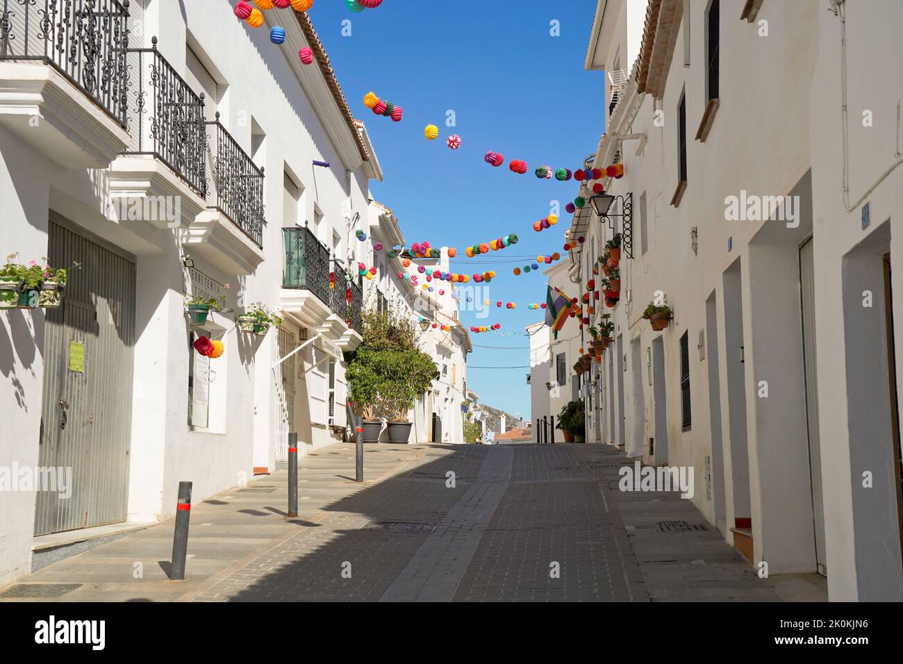 Strade strette decorate di bianco villaggio di Mijas pueblo, Andalusia, provincia di Malaga, Costa del sol, Spagna Foto Stock