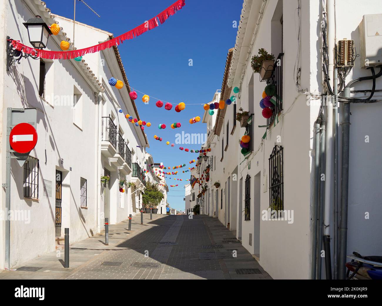 Strade strette decorate di bianco villaggio di Mijas pueblo, Andalusia, provincia di Malaga, Costa del sol, Spagna Foto Stock