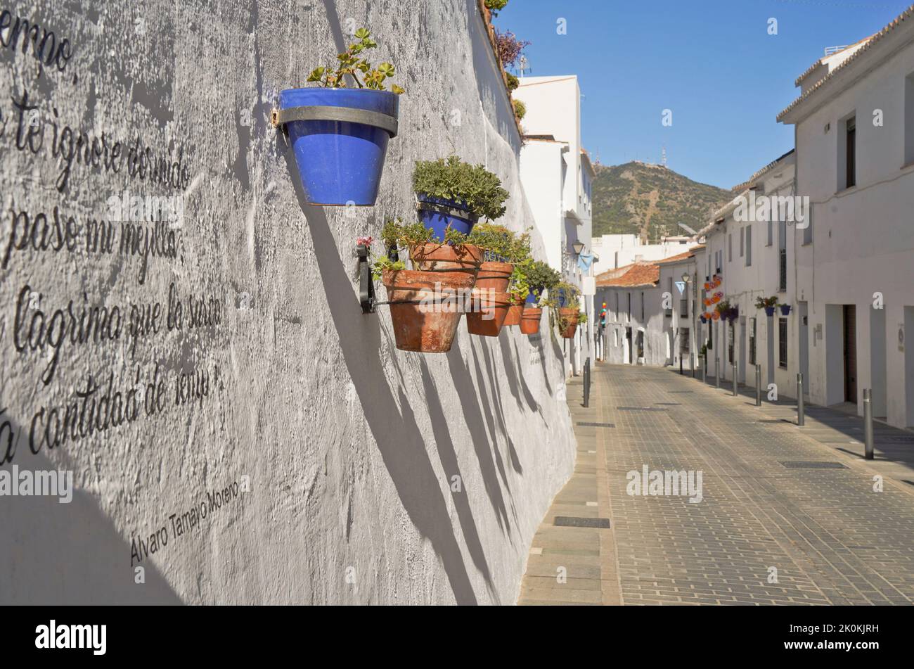Vasi di fiori che decorano le strade strette di bianco villaggio di Mijas pueblo, Andalusia, provincia di Malaga, Costa del sol, Spagna Foto Stock