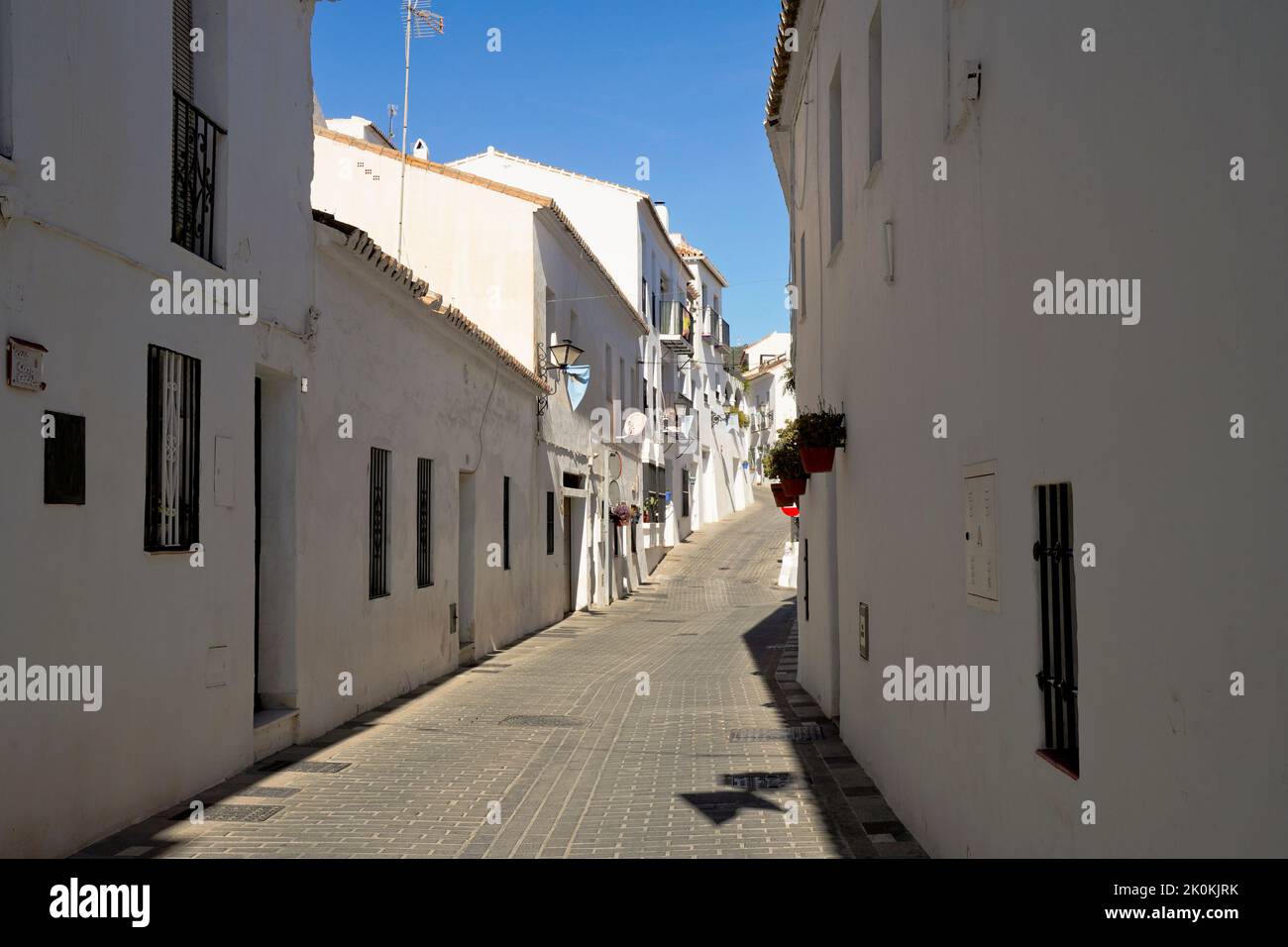 Strade strette di bianco villaggio di Mijas pueblo, Andalusia, provincia di Malaga, Costa del sol, Spagna Foto Stock