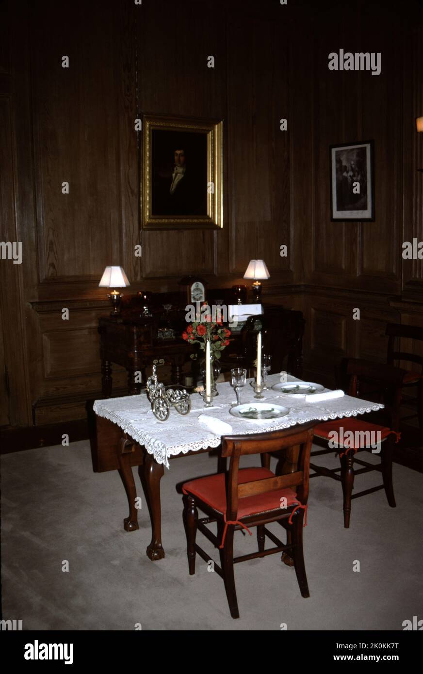 Williamsburg, Virginia. STATI UNITI. 9/1993. Costruito intorno al 1755. Carter’s Grove Planation era veramente una grande signora della Virginia coloniale che doveva vedere le alture del 17th ° secolo coloniale America e le devastazioni del 21st ° secolo di tempo, natura e la riparazione che prende il suo tributo. Le immagini che vedi mostrano lo stile di vita di uno degli ultimi proprietari di carter’s Grove, circa il 1928, presi negli anni ’1993…un momento in cui un visitatore poteva godere di un tocco di ricchezza dell’ultimo benefattore di carter’s Grove. Carter’s Grove Plantation chiuse le porte alla visione pubblica nel 2003. Costruire per carter Burwell. Foto Stock
