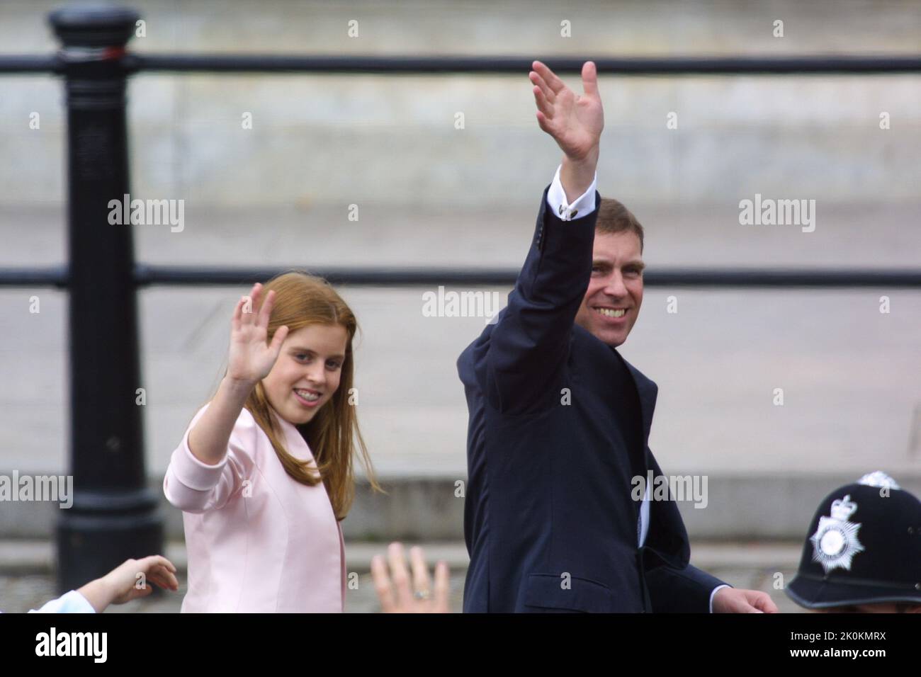 4th giugno 2002 - il Principe Andrea e la Principessa Beatrice si esibono al pubblico al Giubileo d'oro della Regina Elisabetta II nel Mall di Londra Foto Stock