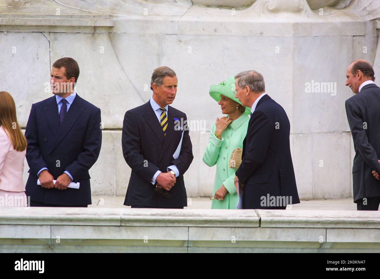 4th giugno 2002 - il principe Carlo parla con il duca e la duchessa di Gloucester al Giubileo d'oro della regina Elisabetta II a Buckingham Palace a Londra Foto Stock
