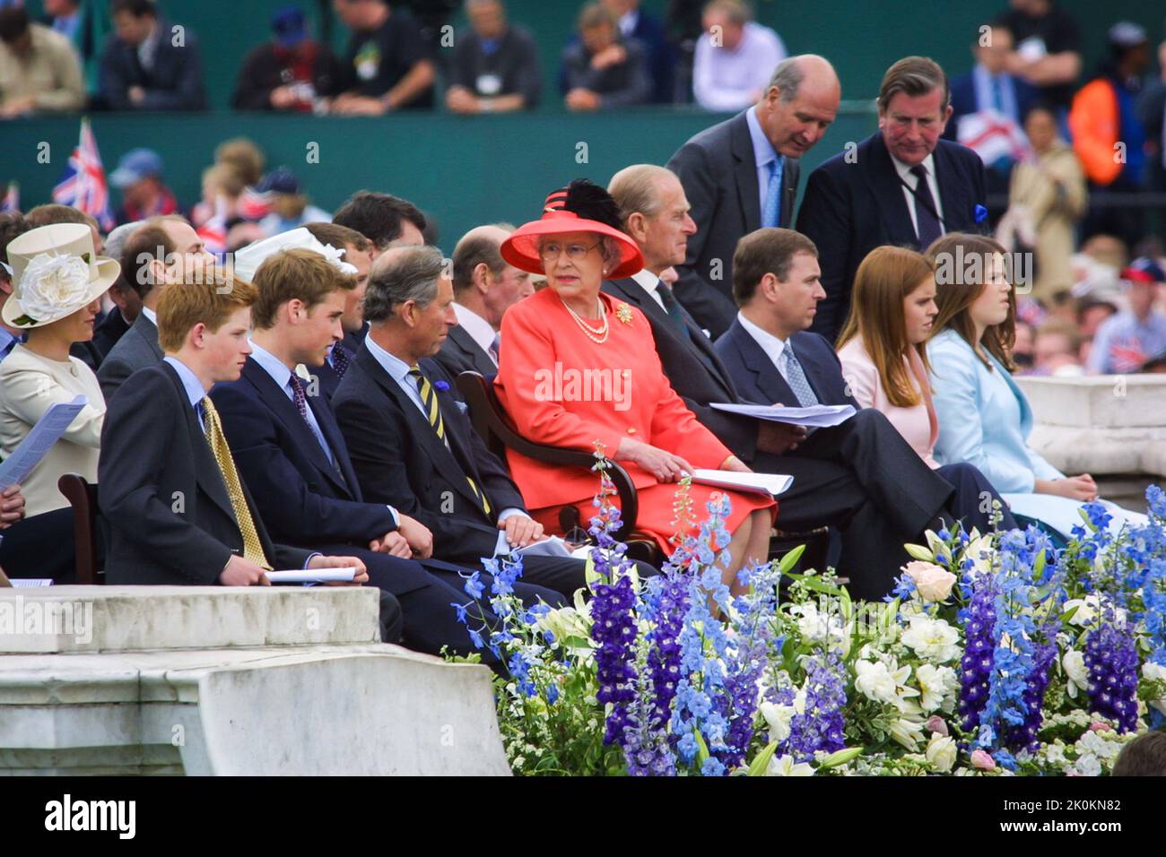 4th giugno 2002 - la regina Elisabetta II e i membri della famiglia reale britannica alle celebrazioni del Giubileo d'oro nel Mall di Londra Foto Stock