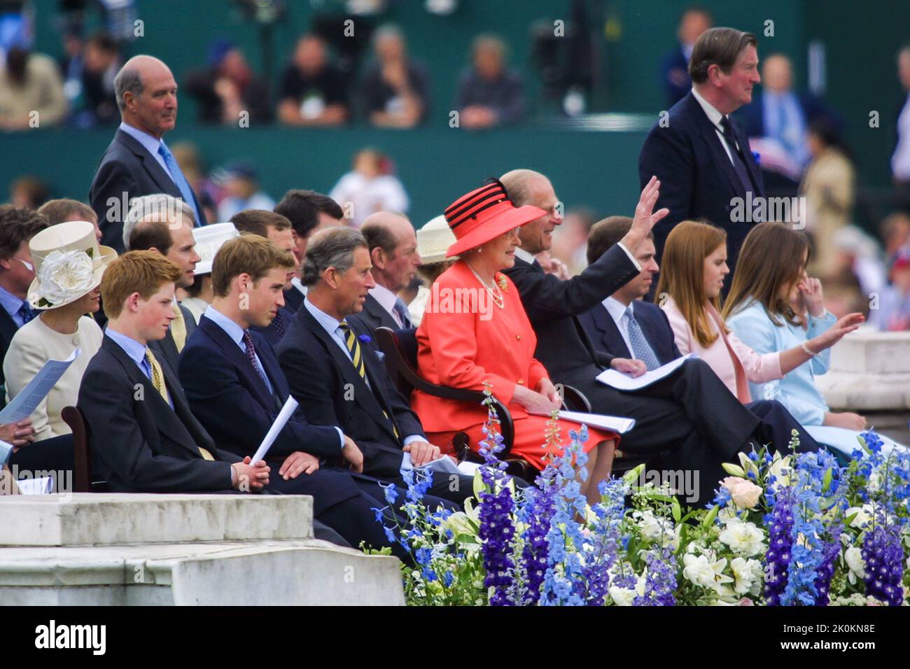 4th giugno 2002 - la regina Elisabetta II e i membri della famiglia reale britannica alle celebrazioni del Giubileo d'oro nel Mall di Londra Foto Stock