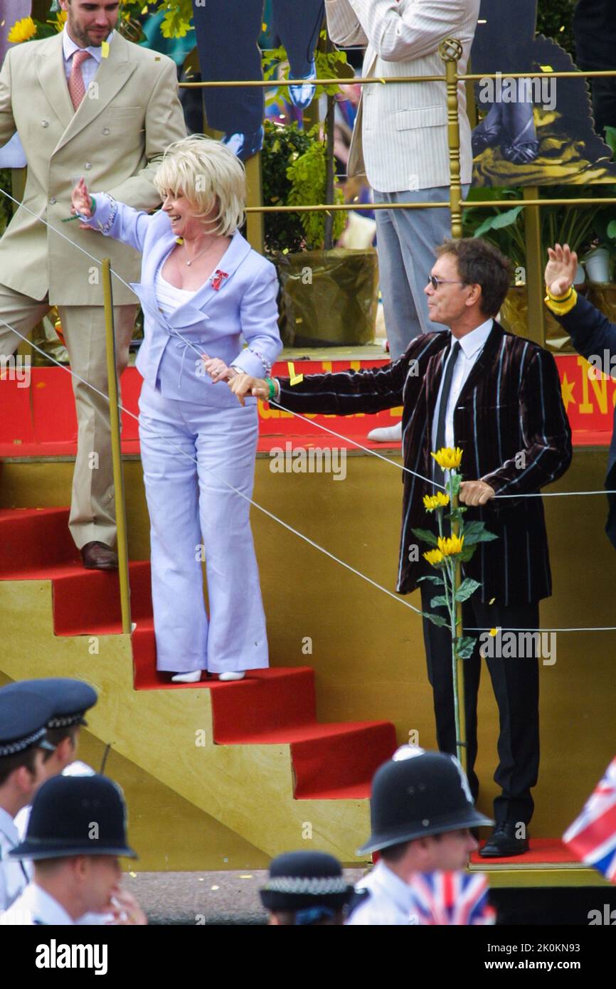 4 giugno 2002 - celebrità britanniche Barbara Windsor e Cliff Richard che partecipano al Giubileo d'oro della Regina Elisabetta II a Buckingham Palace a Londra Foto Stock