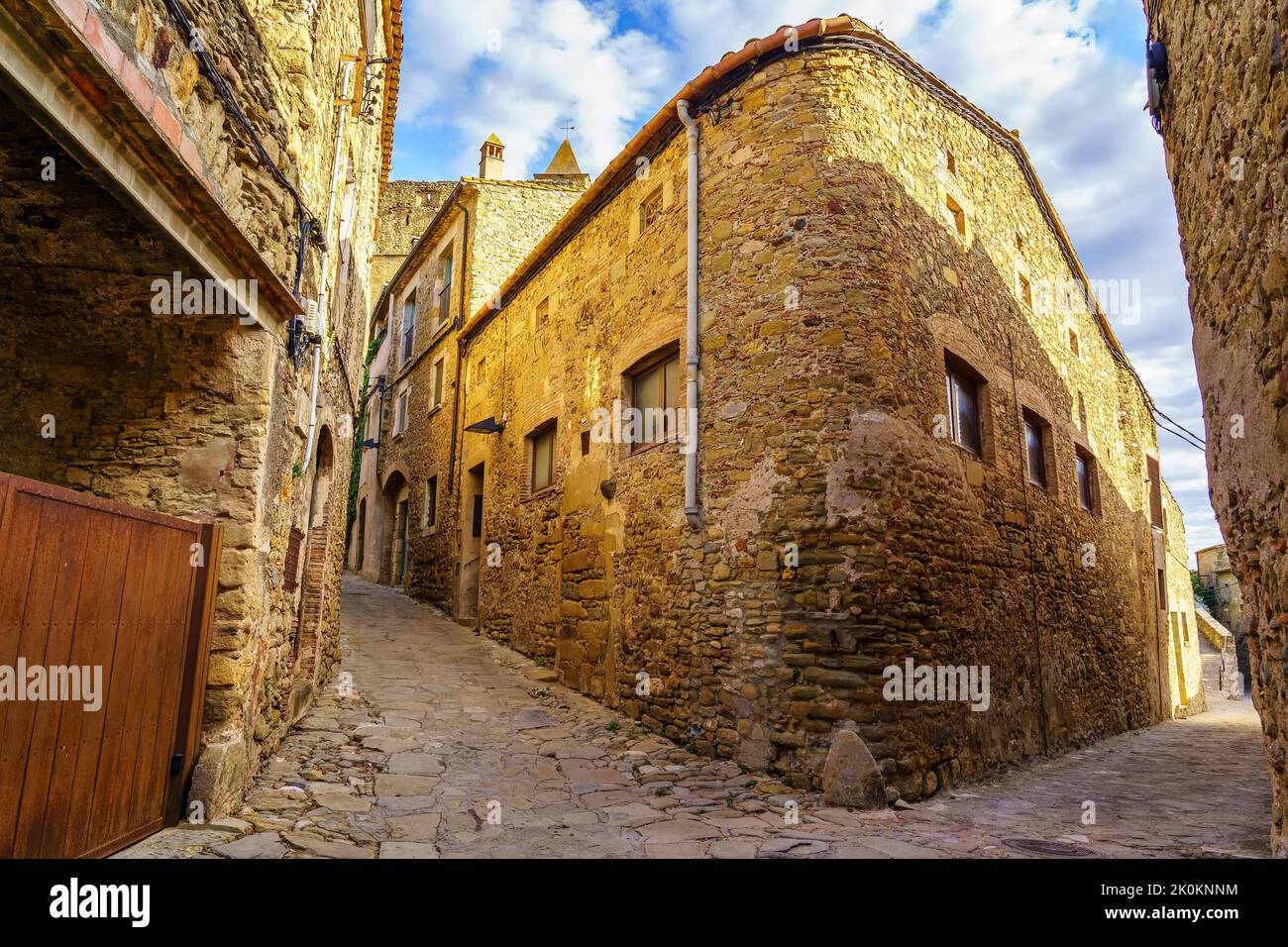 Vicoli stretti con case medievali in pietra nel vecchio villaggio di Madremanya, Girona. Foto Stock