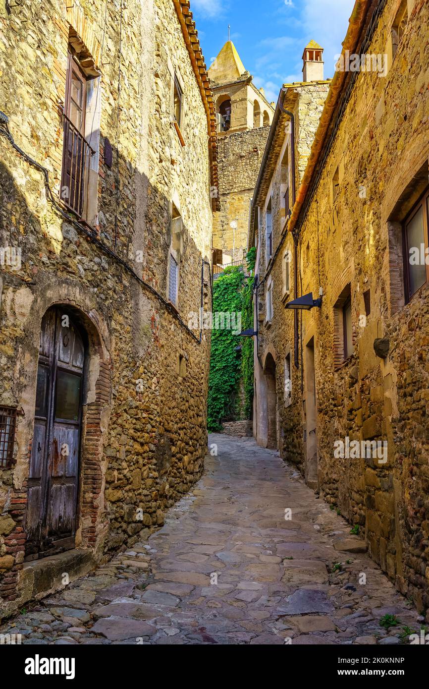 Vicoli stretti con case medievali in pietra nel vecchio villaggio di Madremanya, Girona. Foto Stock