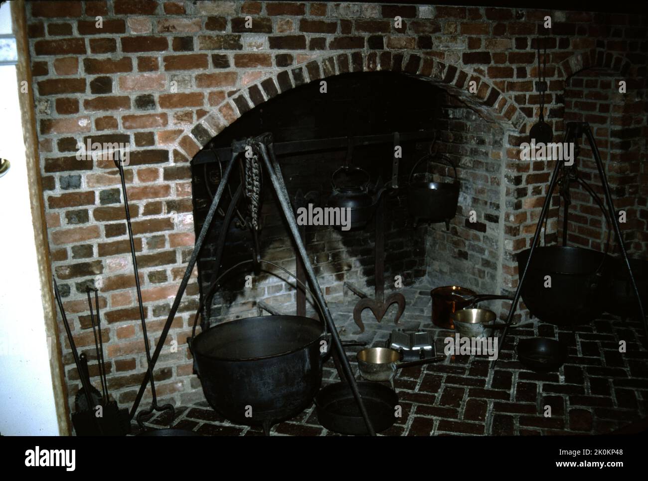 Williamsburg, Virginia. STATI UNITI. 9/1993. Costruito intorno al 1755. Carter’s Grove Planation era veramente una grande signora della Virginia coloniale che doveva vedere le alture del 17th ° secolo coloniale America e le devastazioni del 21st ° secolo di tempo, natura e la riparazione che prende il suo tributo. Le immagini che vedi mostrano lo stile di vita di uno degli ultimi proprietari di carter’s Grove, circa il 1928, presi negli anni ’1993…un momento in cui un visitatore poteva godere di un tocco di ricchezza dell’ultimo benefattore di carter’s Grove. Carter’s Grove Plantation chiuse le porte alla visione pubblica nel 2003. Costruire per carter Burwell. Foto Stock