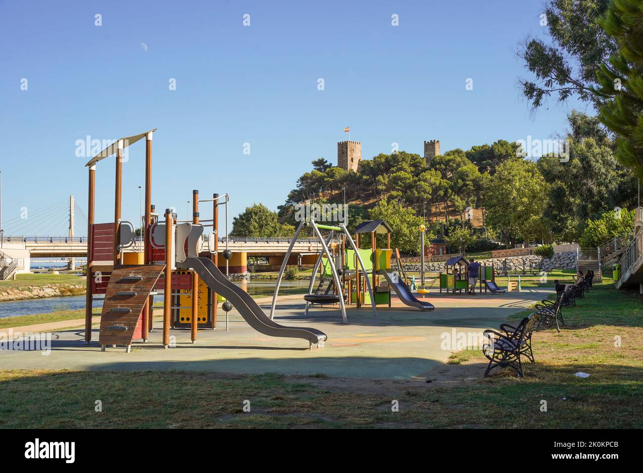 Vista del Castello di Sohail che si affaccia sul Parque Fluvial de Fuengirola e sul ponte pedonale, parco giochi, Andalusia, Spagna. Foto Stock