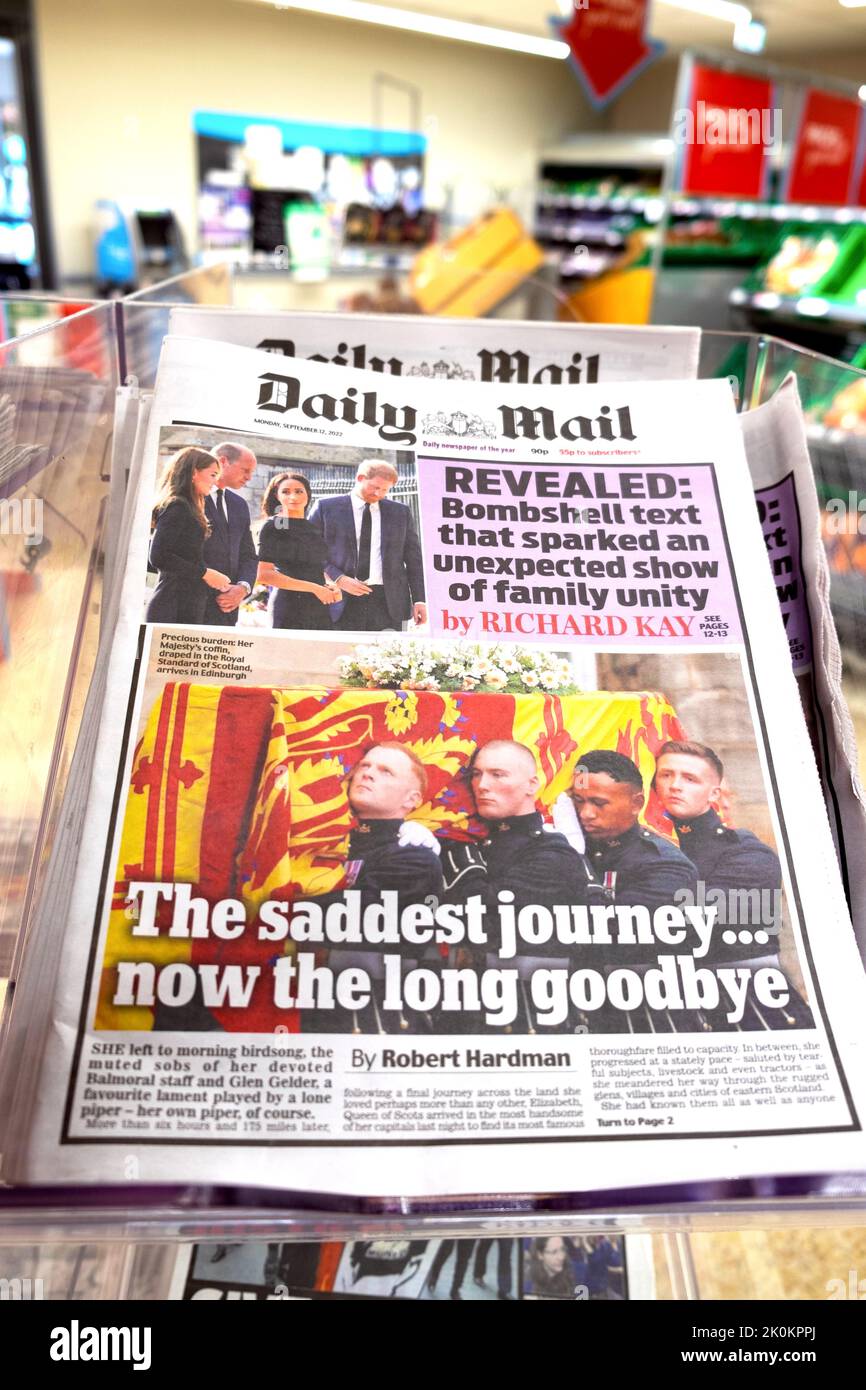 'Il viaggio più triste ora il lungo Arrivederci' giornale di posta quotidiana titolo Queen Elizabeth bara pallarelli prima pagina il 12 settembre 2022 Regno Unito Foto Stock