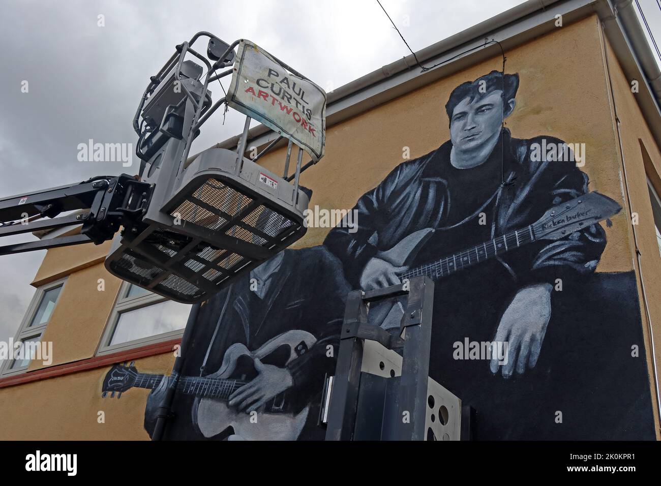 Nuovo dipinto murale dell'artista Paul Curtis sull'estremità gable del Penny Lane Development Trust, Liverpool, L18 John Lennon & Paul McCartney dei Beatles Foto Stock