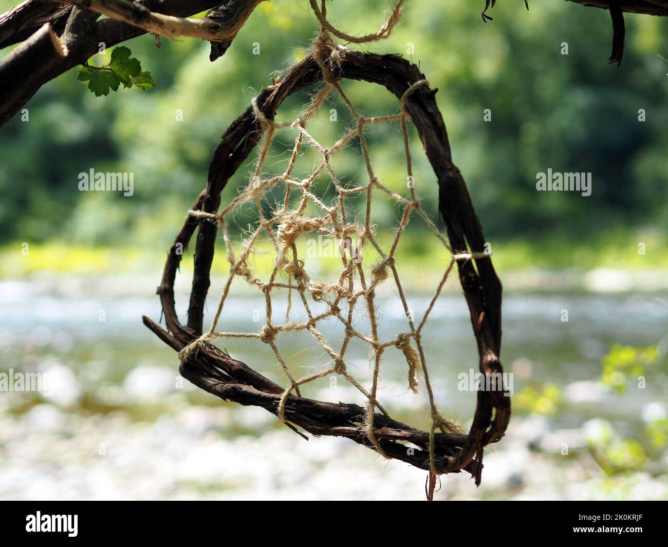 Un catcher di sogni grosso modo appeso a un ramo di albero su un sentiero a Ottawa, Ontario, Canada. Foto Stock