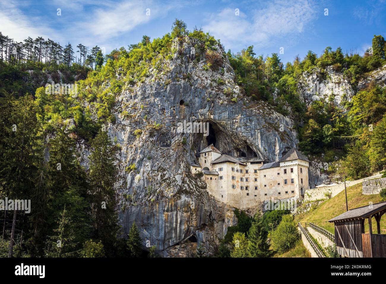 L'unico castello di Predjama costruito all'interno di una grotta-bocca. Foto scattata il 3rd settembre 2022 in una regione storica della Carniola interna, nei pressi di Predjama Foto Stock