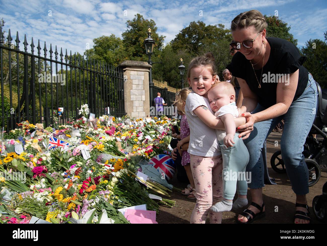 Windsor, Berkshire, Regno Unito. 12th Settembre 2022. La sorella del bambino Georgie ha donato il suo sonaglino dell'orso di Paddington ai tributi. Windsor è stata nuovamente occupata questo pomeriggio come la gente continua a effluire nella città per pagare i loro tributi alla regina defunta Elisabetta II Credit: Maureen McLean/Alamy Live News Foto Stock