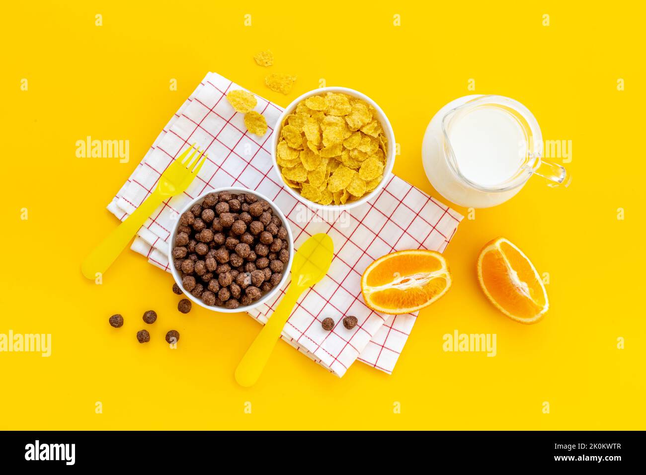 La mattina per i bambini c'è del latte e dell'arancia a colazione Foto Stock