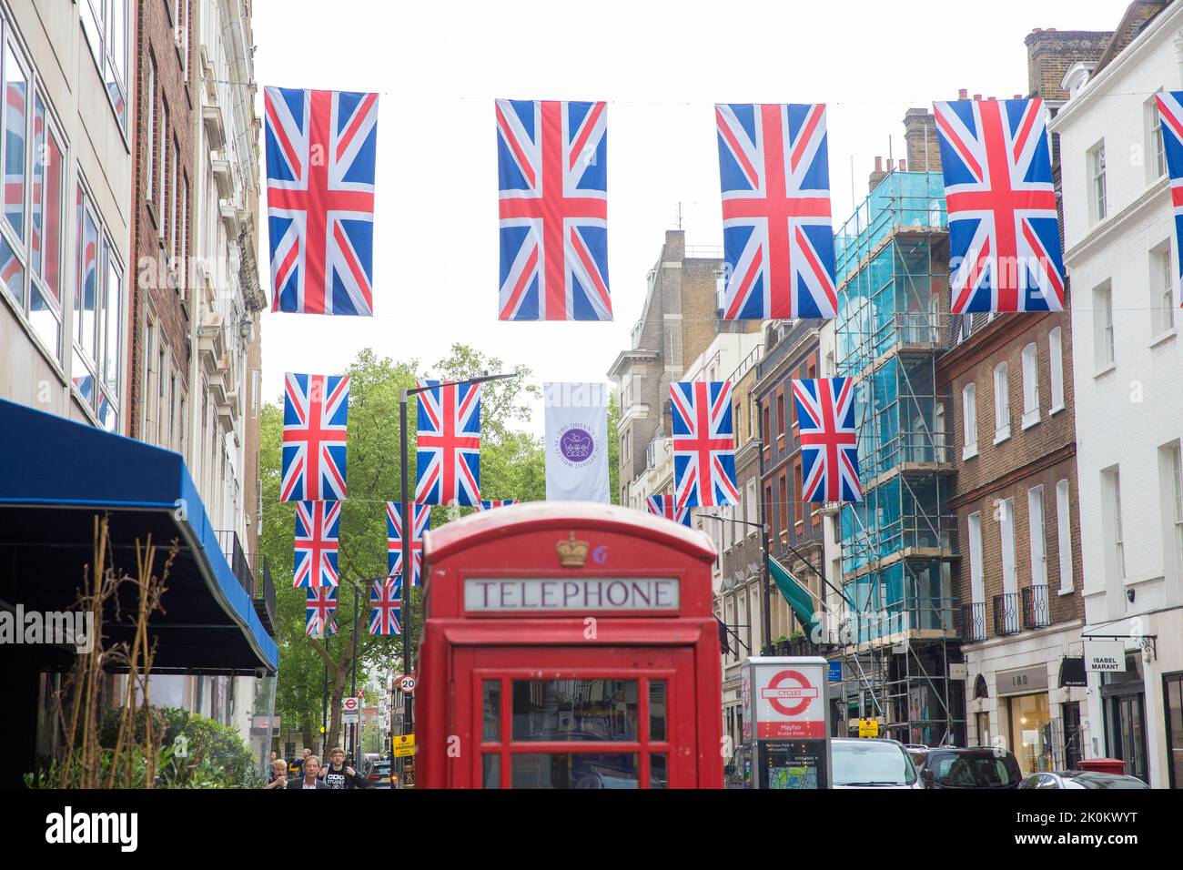 Le decorazioni delle bandiere dell'Unione si vedono a Mayfair, Londra, in vista delle celebrazioni del Platinum Jubilee. Foto Stock