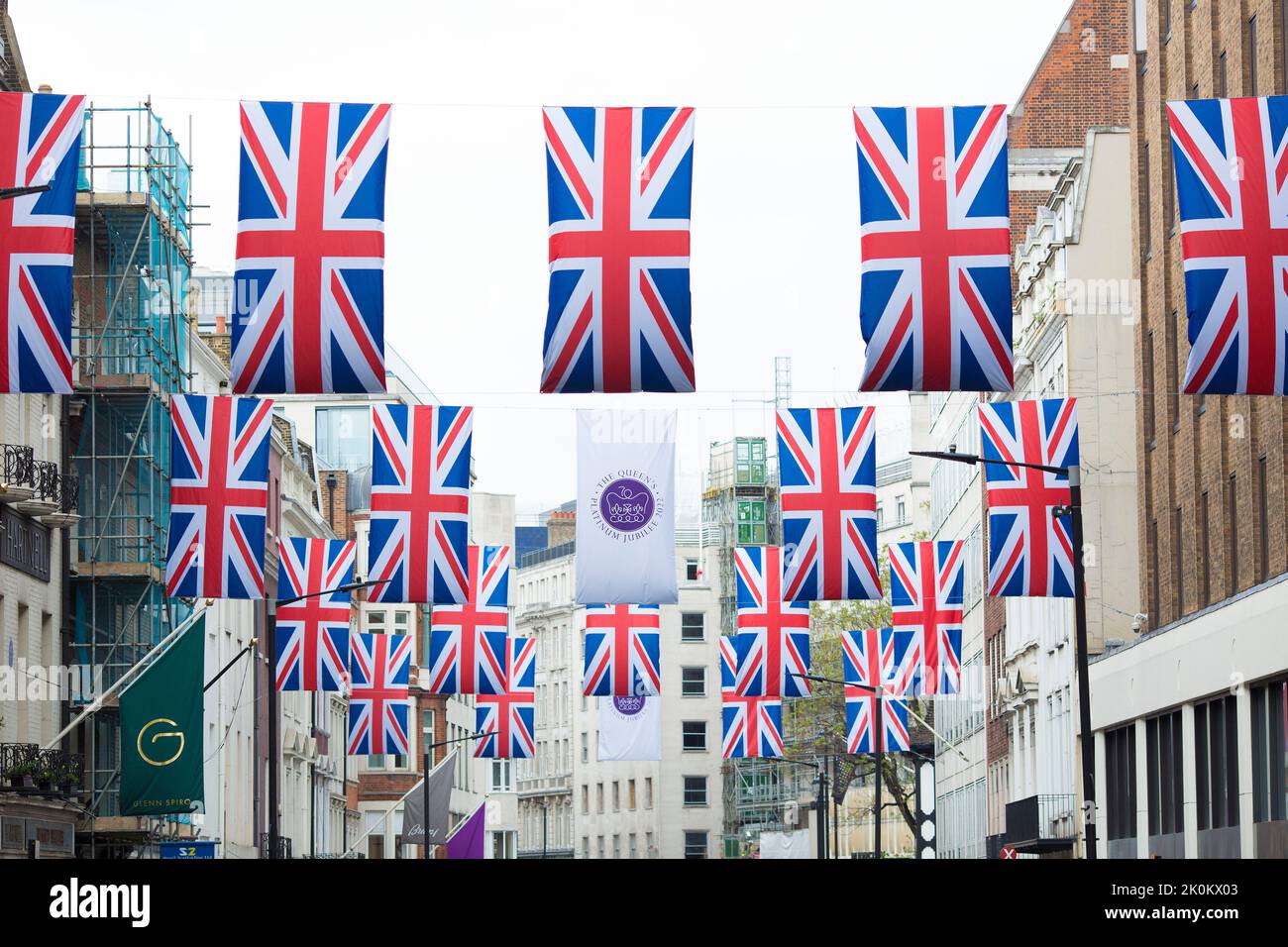 Le decorazioni delle bandiere dell'Unione si vedono a Mayfair, Londra, in vista delle celebrazioni del Platinum Jubilee. Foto Stock