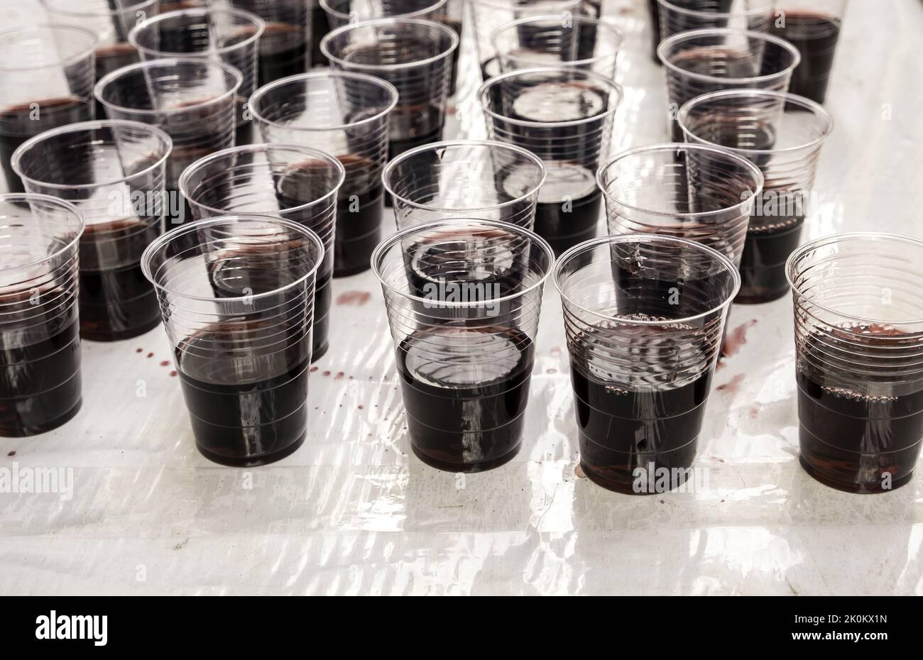Particolare calici con vino rosso a festa, bevanda alcolica Foto Stock