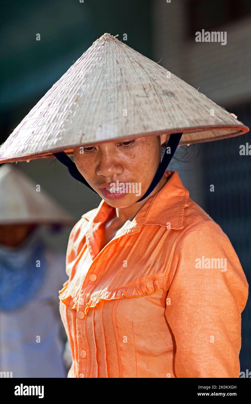 Ritratto della signora vietnamita che indossa un cappello di bambù, Hai Phong, Vietnam Foto Stock