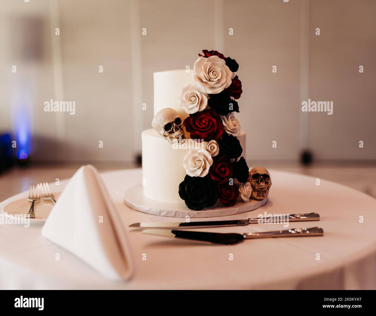Un bel primo piano di una torta di nozze con decorazione a tema Halloween Foto Stock