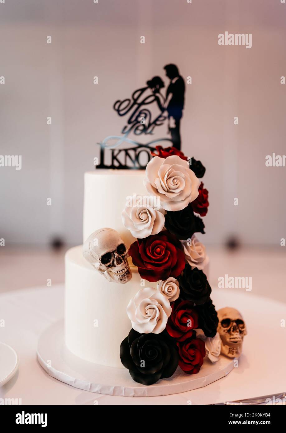 Una bella foto verticale di una torta di nozze con decorazione a tema Halloween Foto Stock