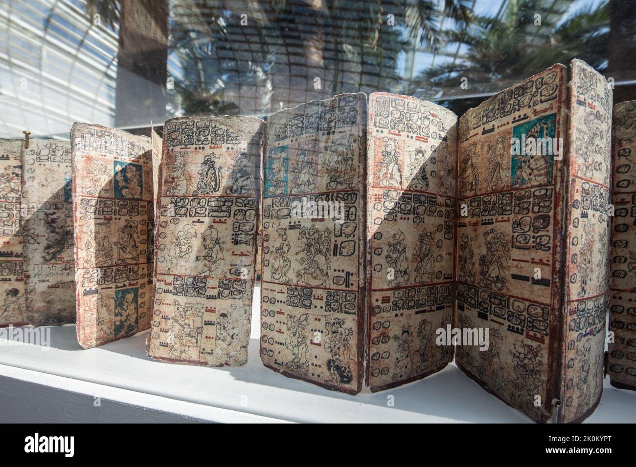 Esempio di Dresse Codex, è un deciframento della sceneggiatura Maya e correlazione con il calendario gregoriano Foto Stock