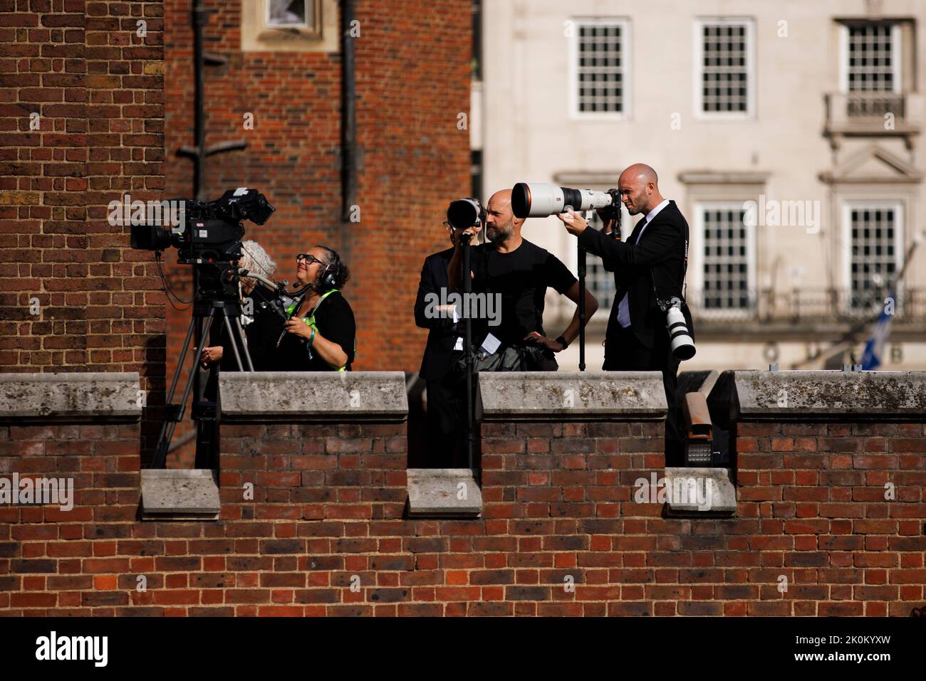 La stampa scatta foto dal tetto del Palazzo di San Giacomo mentre la proclamazione del Principato viene letta dal balcone che si affaccia sulla Corte del Frato come Re Charl Foto Stock