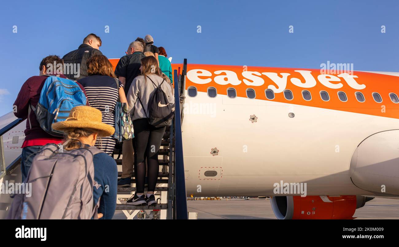EDIMBURGO, SCOZIA - imbarco sul molo commerciale EasyJet all'aeroporto internazionale di Edimburgo (EDI). Foto Stock