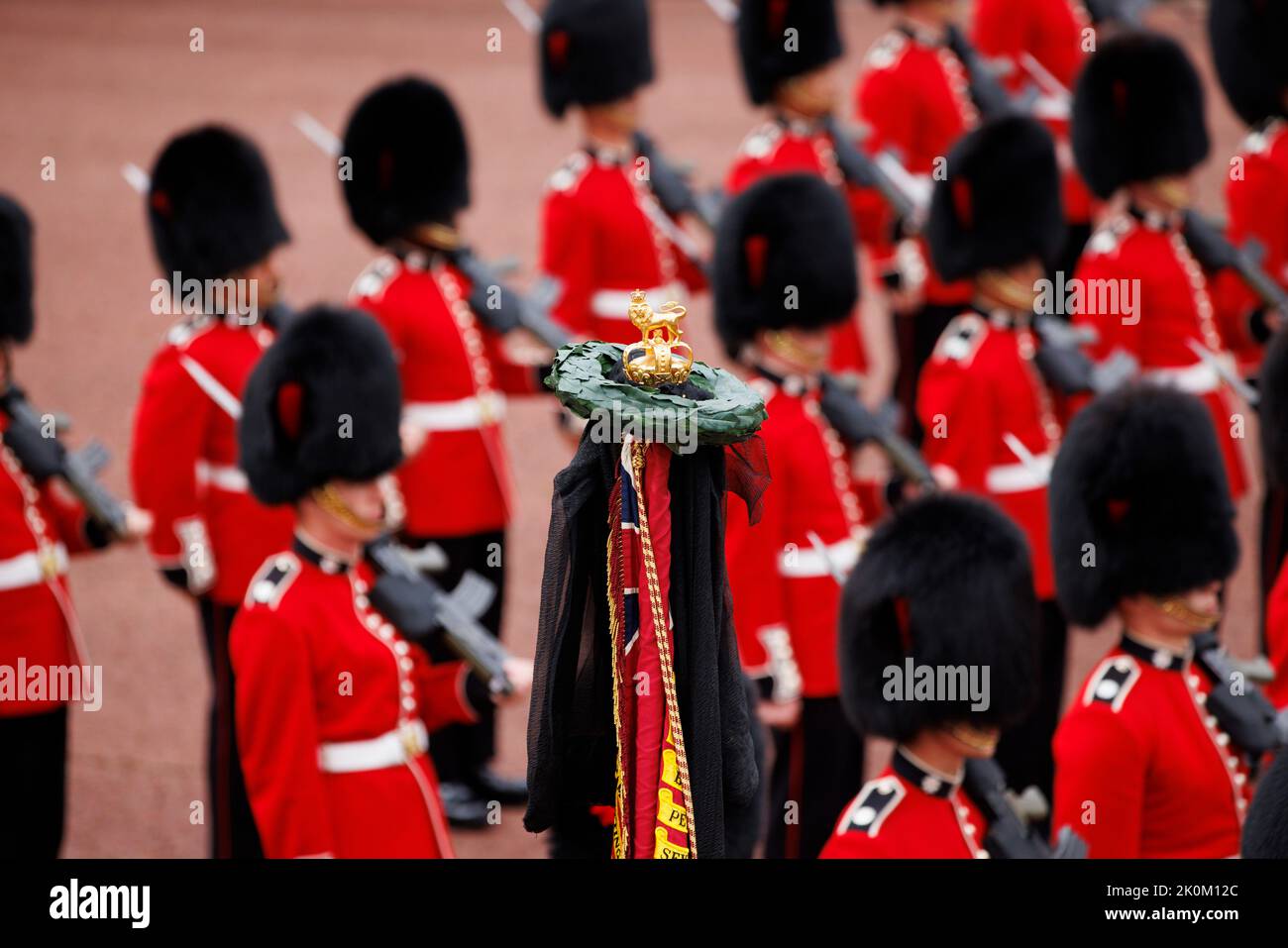 I membri della banda delle guardie Coldstream prendono parte alla cerimonia di proclamazione presso la Corte dei Frati prima del consiglio di adesione, come re Carlo III è p. Foto Stock