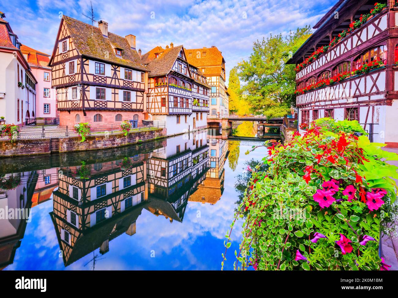 Strasburgo, Alsazia, Francia. Metà di tradizionali case con travi di legno di Petite France. Foto Stock