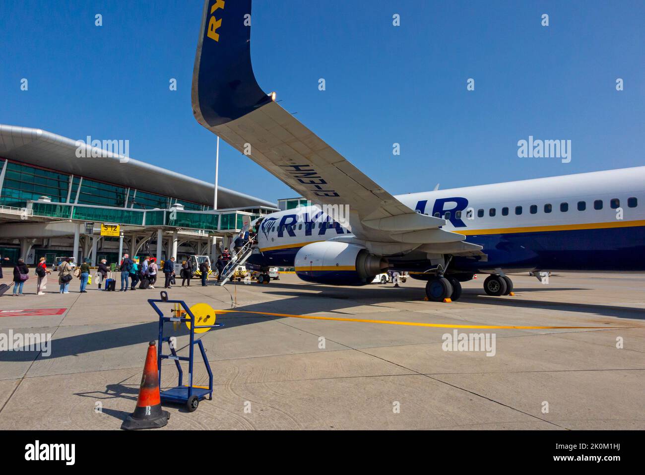 Passeggeri a bordo di un aeromobile Ryanair Boeing 737-800 all'aeroporto di Porto in Portogallo. Foto Stock