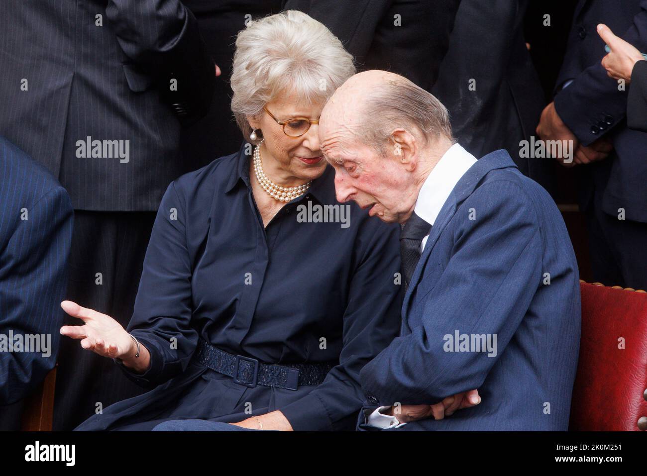 Birgitte, Duchessa di Gloucester e il Principe Edoardo, Duca di Kent siedono insieme prima che la proclamazione del Principato venga letta dal balcone che si affaccia su p. Foto Stock