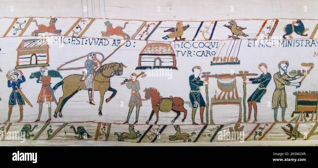 Bayeux, Normandia nella Francia nordoccidentale. Una scena dal Bayeux Arazzo. Foto Stock